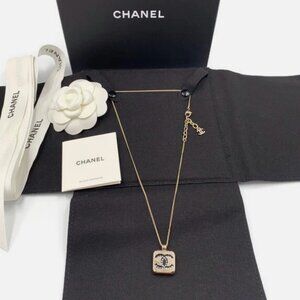 Authentic CHANEL cc logo square pendant necklace with pearl and crystals NEW